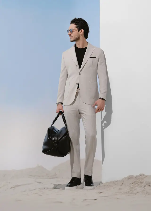 کت تک مردانه با پیراهن ساده و شلوار پارچه ای فیت مناسب مجالس